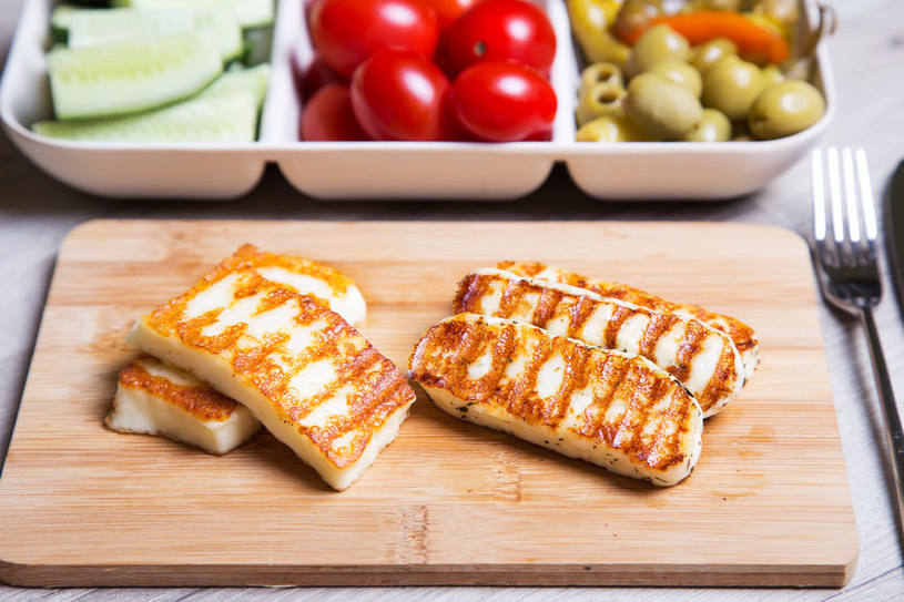 Halloumi to cypryjski ser wytwarzany z mleka owczego lub mieszanki mleka owczego, koziego i krowiego /123RF/PICSEL