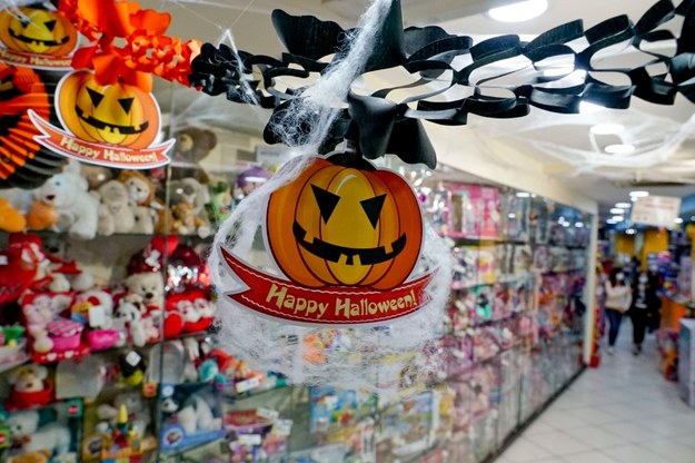 Halloweenowe ozdoby we włoskich sklepach /CIRO FUSCO /PAP/EPA