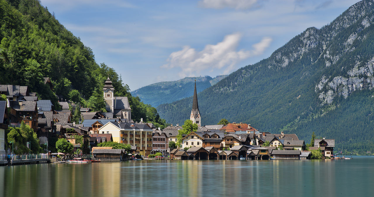 Hallstatt - austriackie miasteczko, za którym szaleją turyści z całego świata /Wikimedia Commons /domena publiczna