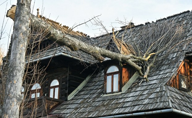 Halny szaleje w Tatrach. Temperatura skacze, na szlakach niebezpiecznie