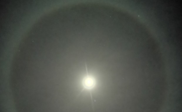 ​Halo wokół Księżyca. Niezwykłe zjawisko na niebie. Zobacz zdjęcia!