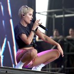 Halsey w podartych szortach na koncercie!