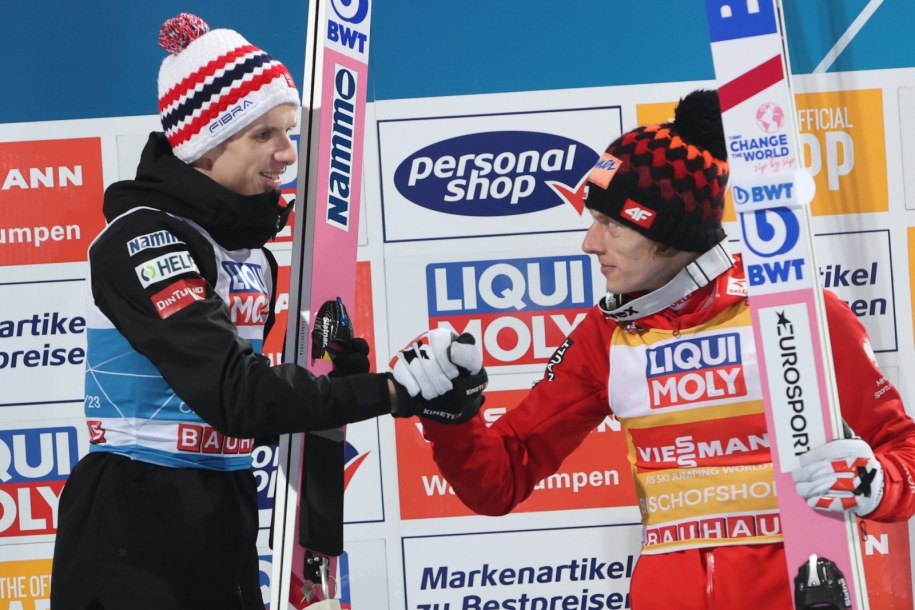 Halvor Egner Granerud (z lewej) i Dawid Kubacki na podium Turnieju Czterech Skoczni /Grzegorz Momot /PAP