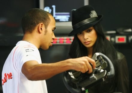 Hamilton boi się dać swojej dziewczynie kierownicę do rąk /Getty Images/Flash Press Media