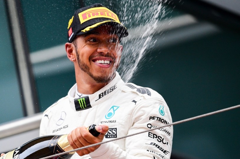 Hamilton chce wymazać rekord Senny dotyczący kolejnych pole position /AFP