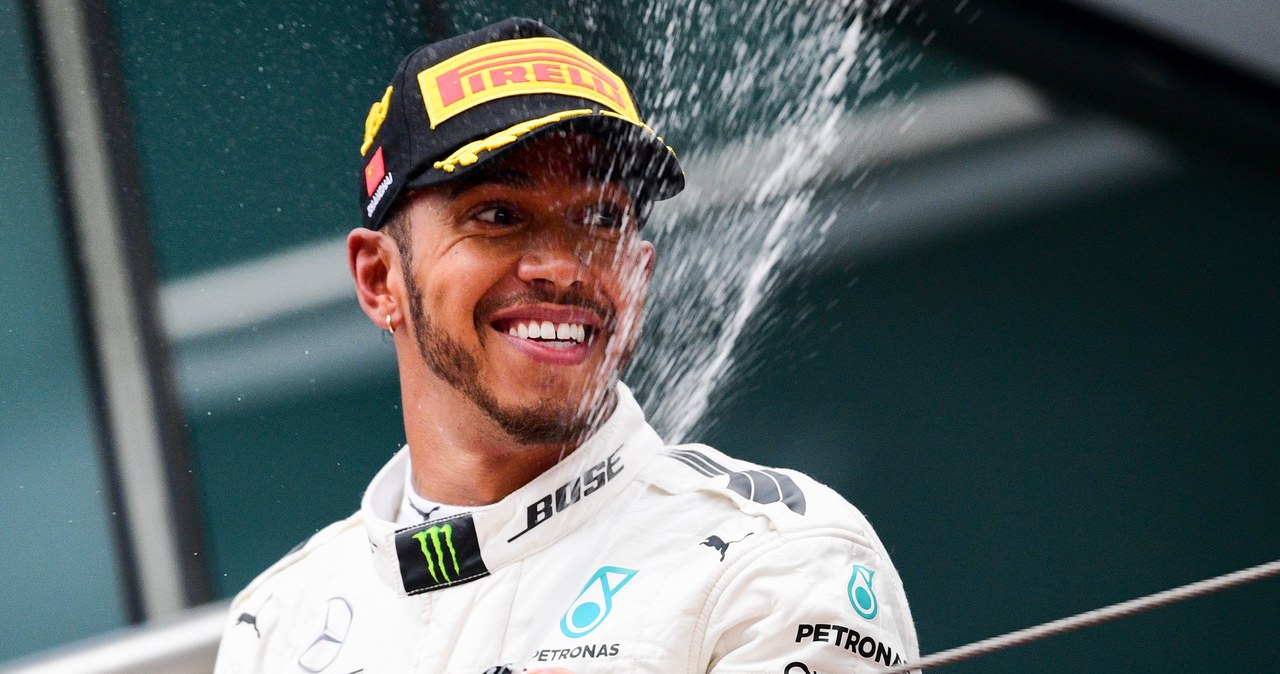 Hamilton chce wymazać rekord Senny dotyczący kolejnych pole position /AFP