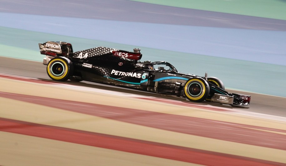 Hamilton, który po raz 98. w karierze będzie startował z pole position, uzyskał czas 1.27,264, co jest rekordem toru Sakhir. /Kamran Jebreili /PAP/EPA
