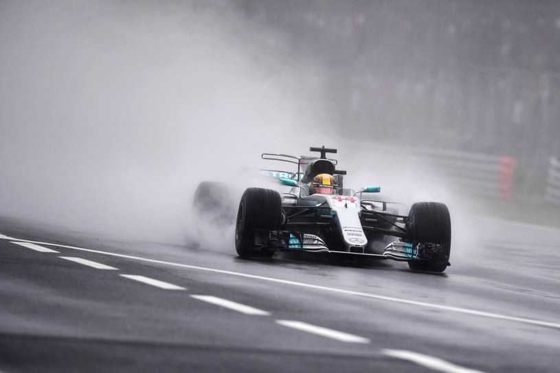 Hamilton podczas deszczowych kwalifikacji na torze Monza /AFP