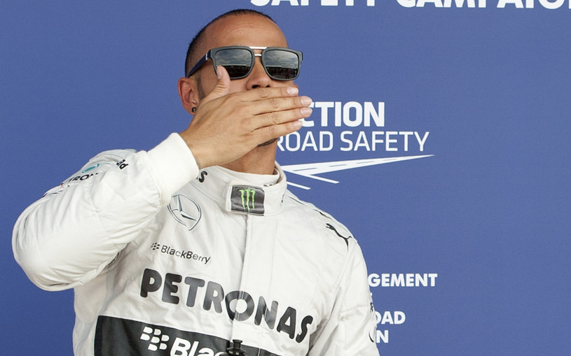 Hamilton pozdrawia kibiców... /AFP