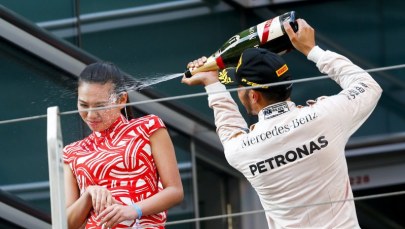 Hamilton seksistą? Oblał szampanem twarz hostessy