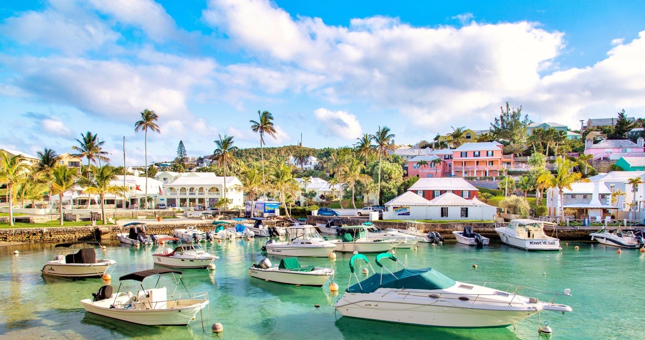 Hamilton - stolica Bermudów. Życie w tym miasteczku jest droższe niż w Szwajcarii /Photo by Barry Davis / Robert Harding RF / robertharding via AFP /AFP