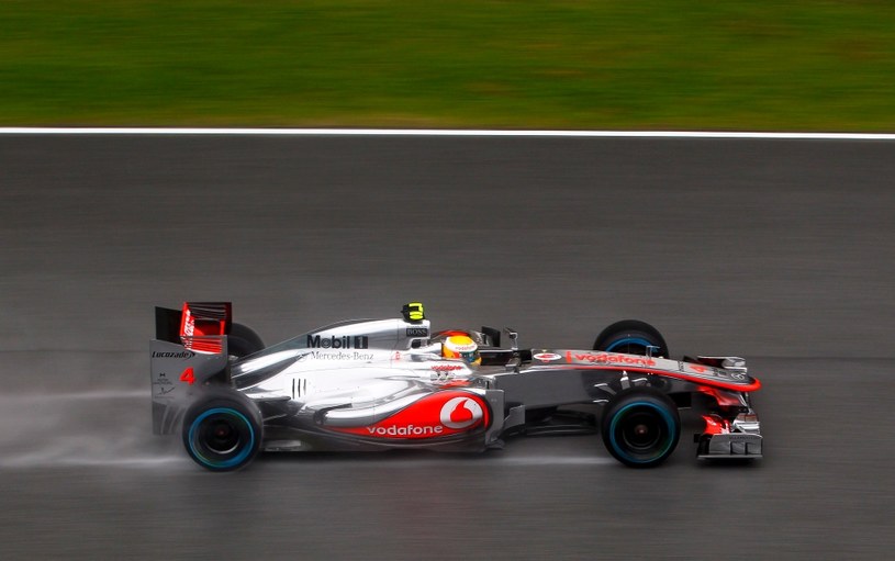 Hamilton uważa, że bolidom McLarena brakuje szybkości wyścigowej /PAP/EPA