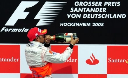 Hamilton znów mógł pozwolić sobie na "łyk" szampana /AFP