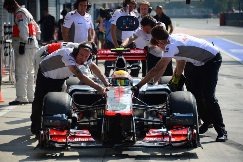 Hamiltonowi przestało być po drodze z ekipą McLarena /AFP