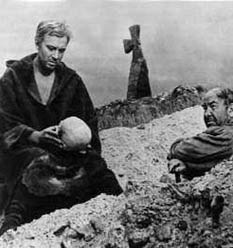 Hamlet (Innokientij Smoktunowski), w ekranizacji Hamleta, reż. Grigorij Kozincew, 1964 r. /Encyklopedia Internautica