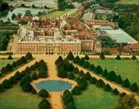 Hampton Court /Encyklopedia Internautica
