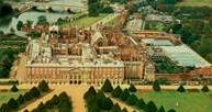 Hampton Court /Encyklopedia Internautica