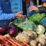 Handel: Wiele warzyw i owoców można kupić taniej