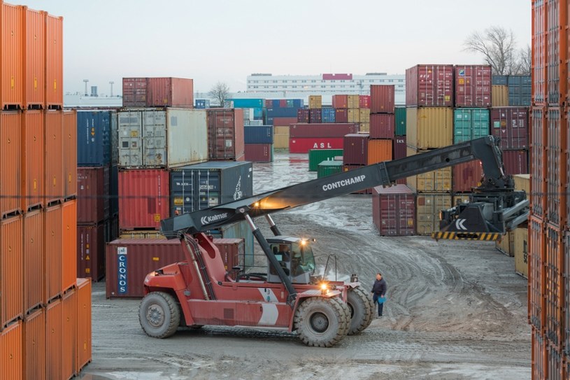 Handel zagraniczny. Import był wyższy od eksportu o 2,9 mld zł w 2021 r. /Arkadiusz Ziółek /East News