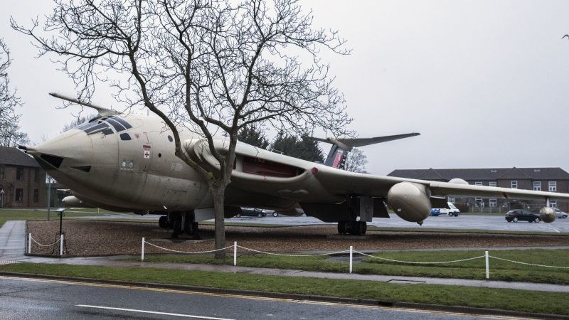 Handley Page Victor stoi jako pomnik na terenie bazy lotniczej Marham w Norfolk /domena publiczna