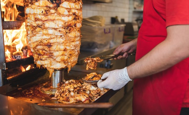 Handlowali mięsem na kebab i nie płacili podatków. Grupa przestępcza rozbita 