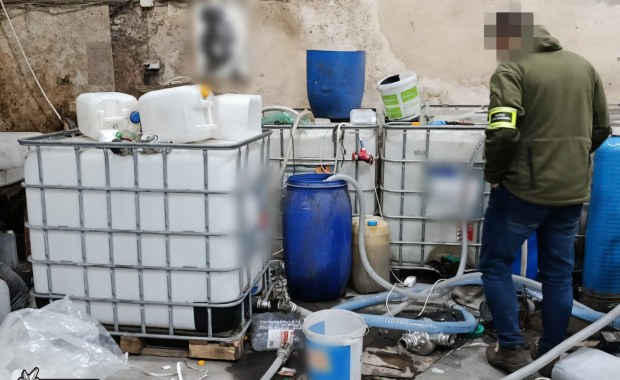Handlowali nielegalnym alkoholem, wpadli w ręce służb. Akcja CBŚP