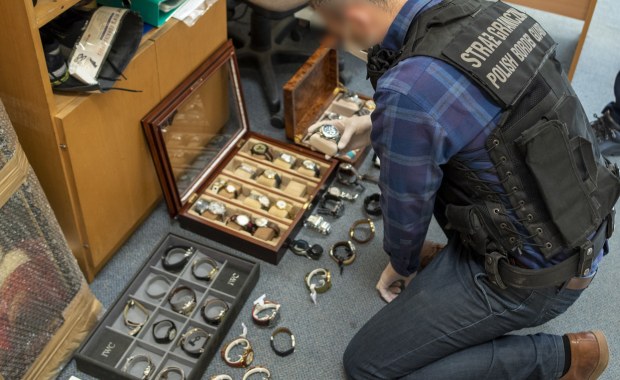 Handlowali zegarkami z włamań do jubilera. Zostali zatrzymani