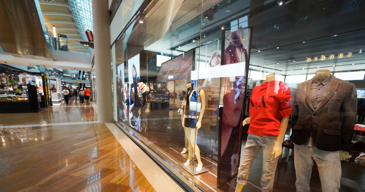 H&M zamyka kolejne sklepy stacjonarne. Coraz więcej klientów woli zakupy online /123RF/PICSEL