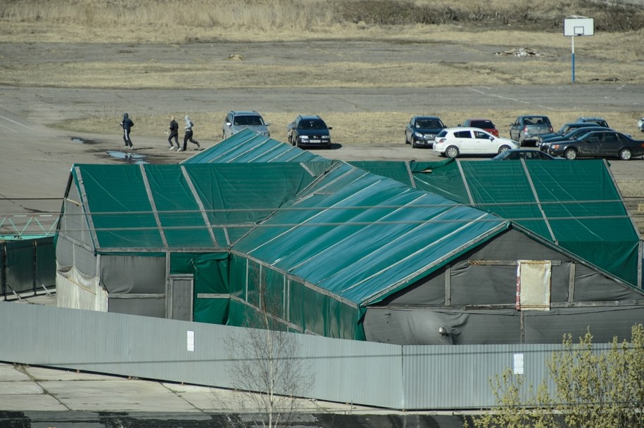 Hangar, w którym znajduje się wrak samolotu prezydenckiego Tu-154M na terenie lotniska wojskowego w Smoleńsku /Wojciech Pacewicz /PAP