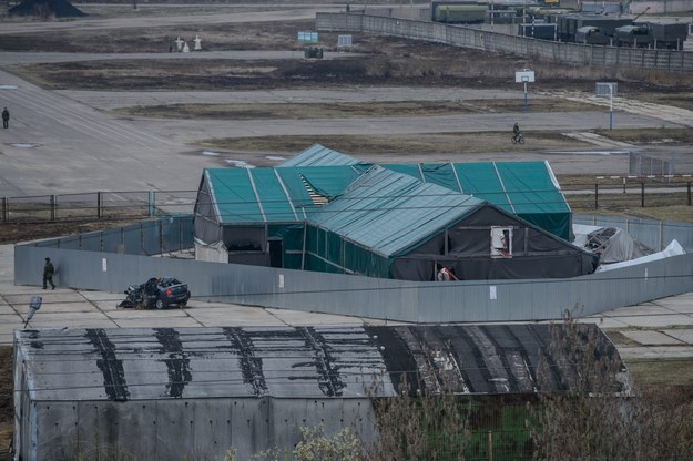Hangar, w którym znajduje się wrak samolotu prezydenckiego Tu-154M, na terenie lotniska wojskowego w Smoleńsku /PAP