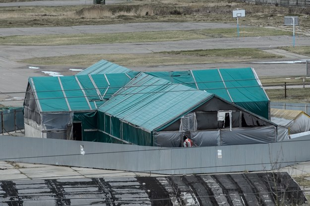 Hangar, w którym znajduje się wrak samolotu prezydenckiego Tu-154M /Wojciech Pacewicz /PAP