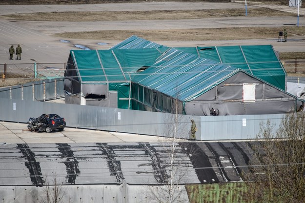 Hangar, w którym znajduje się wrak tupolewa /Wojciech Pacewicz /PAP