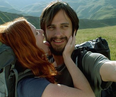 Hani Furstenberg i Gael García Bernal w scenie z filmu "Najsamotniejsza z planet"