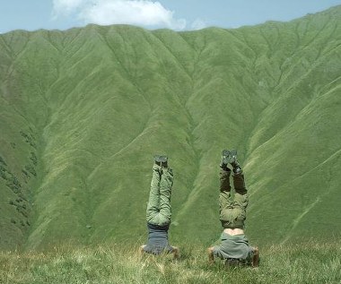 Hani Furstenberg i Gael García Bernal w scenie z filmu "Najsamotniejsza z planet"