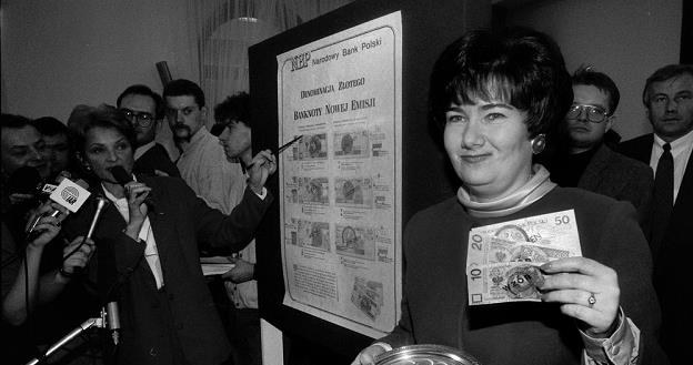 Hanna Gronkiewicz-Waltz 21 listopada 1994 r. prezentuje nowe banknoty. Fot. Jacek Domiński /Reporter