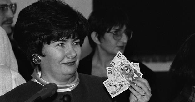 Hanna Gronkiewicz-Waltz 21 listopada 1994 r. prezentuje nowe banknoty. Fot. Jacek Domiński /Reporter