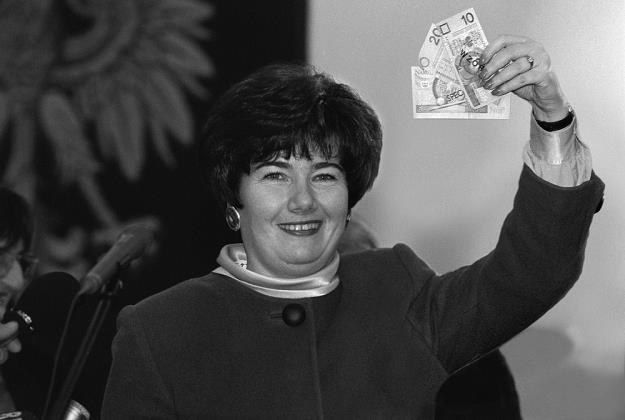 Hanna Gronkiewicz-Waltz 21 listopada 1994 r. prezentuje nowe banknoty. Fot. Jacek Domiński /Reporter