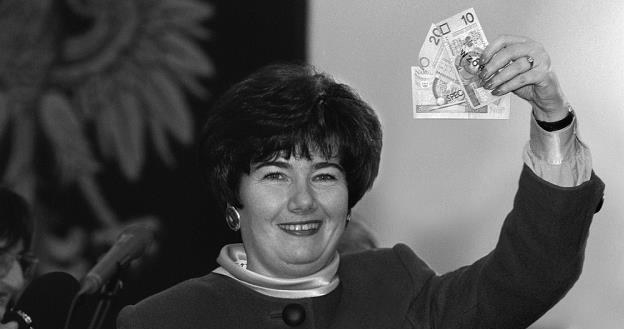 Hanna Gronkiewicz-Waltz 21 listopada 1994 r. prezentuje nowe banknoty. Fot. Jacek Domiński /Reporter