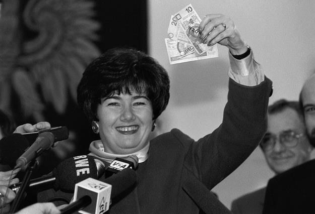 Hanna Gronkiewicz-Waltz 21 listopada 1994 r. prezentuje nowe banknoty. Fot. Jacek Domiński /Reporter