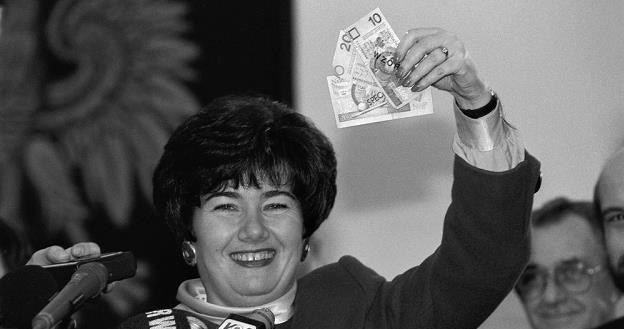 Hanna Gronkiewicz-Waltz 21 listopada 1994 r. prezentuje nowe banknoty. Fot. Jacek Domiński /Reporter