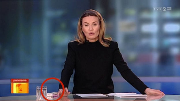 Hanna Lis, szklanka wody i paczka papierosów. /TVP