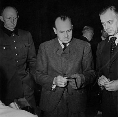 Hans Frank (w środku) /Odkrywca