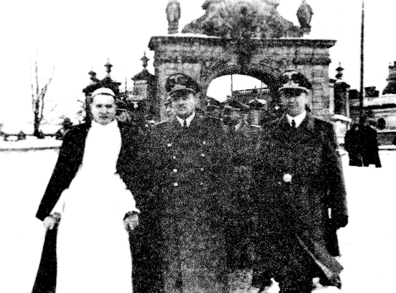 Hans Frank ze swoją świtą wychodzą z klasztoru jasnogórskiego 24 lutego 1940 roku. Reprodukcja z książki "Mój ojciec Hans Frank" /Odkrywca