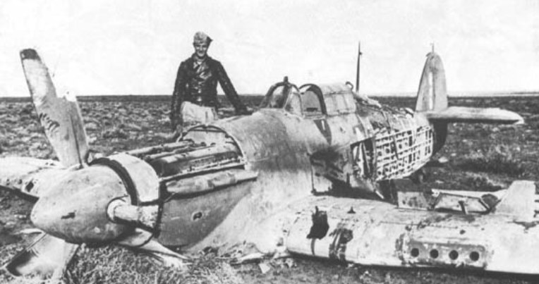 Hans-Joachim Marseille przy zestrzelonym przez siebie myśliwcu Hurricane /INTERIA.PL/materiały prasowe