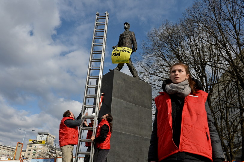 Happening Greenpeace Polska przed pomnikiem Charlesa de Gaulle'a /Marcin Obara /PAP