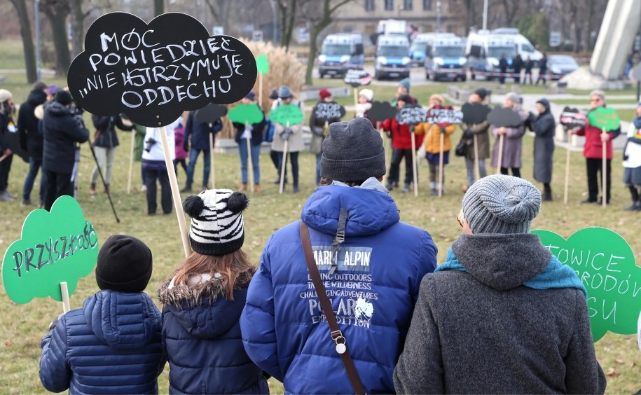 Happening „Klimat? Czarno to widzę” zorganizowany w Chorzowie. Demonstracja odbywa się w ramach rozpoczynającego się w poniedziałek Szczytu Klimatycznego ONZ COP24 / 	Andrzej Grygiel    /PAP
