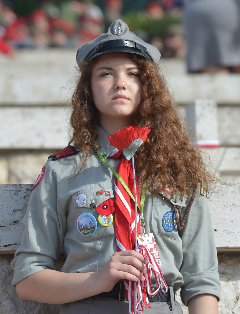 Harcerka podczas uroczystości na polskim Cmentarzu Wojennym na Monte Cassino. /Radek Pietruszka /PAP