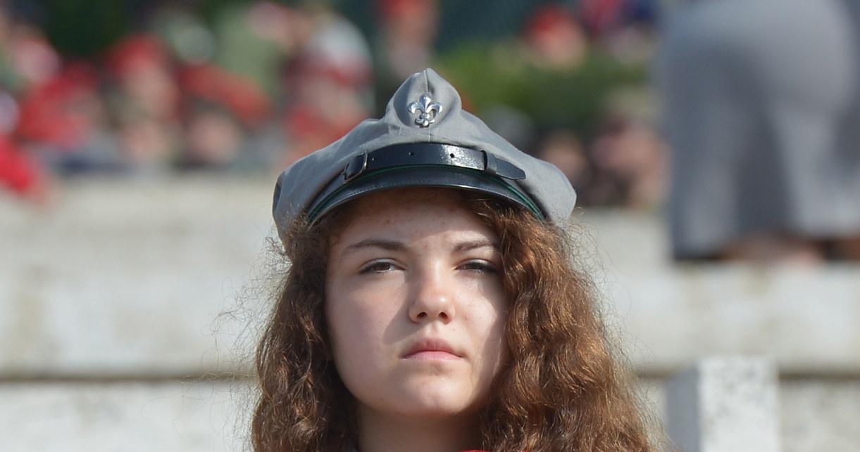 Harcerka podczas uroczystości na polskim Cmentarzu Wojennym na Monte Cassino. /Radek Pietruszka /PAP