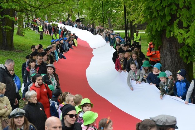 Harcerze chcą zastąpić sfatygowaną 350-metrową flagę, najdłuższą w województwie łódzkim, na nową /UM Skierniewice /