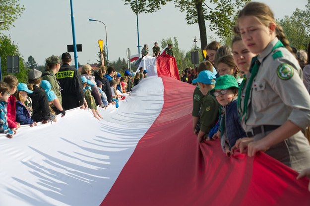 Harcerze chcą zastąpić sfatygowaną 350-metrową flagę, najdłuższą w województwie łódzkim, na nową /UM Skierniewice /